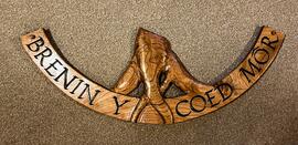 ‘Brenin y Coed Môr’ carved sign