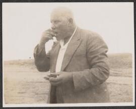 [Anatoli Petrewschtchew eating]