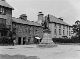 Tom Ellis' statue, Bala